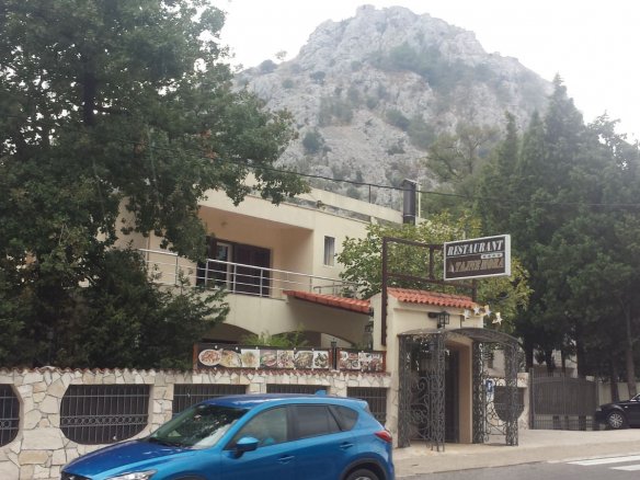 Izdajem poslovni prostor u Sutomoru