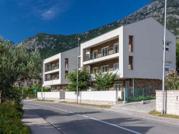 Apart hotel na prvom redu do mora u Risnu