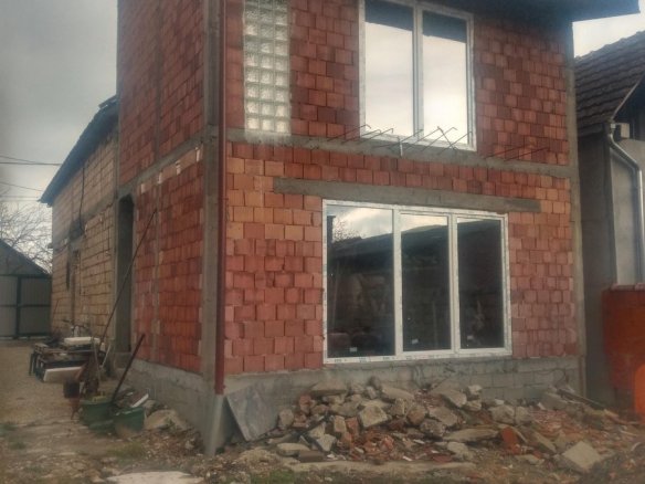 Prodajem useljivu nezavrsenu kucu sa 10ari 1/1