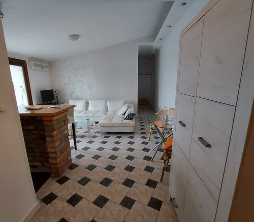Dedinje, okolina restorana Jerry i Belog dvora, izuzetan trosoban stan, 64m2