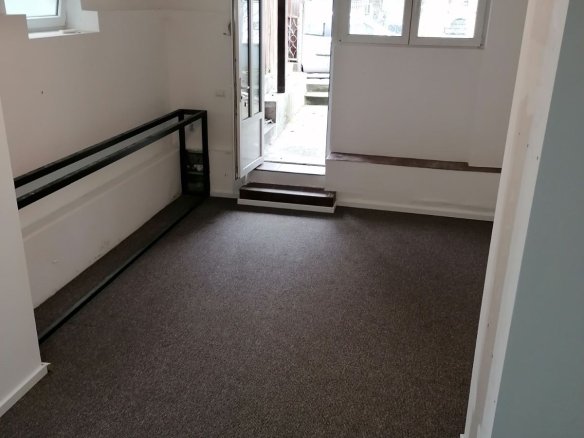 Izdajem lokal (poslovni prostor) 30m2, Učiteljsko naselje (centar), poslednja stanica trole 21