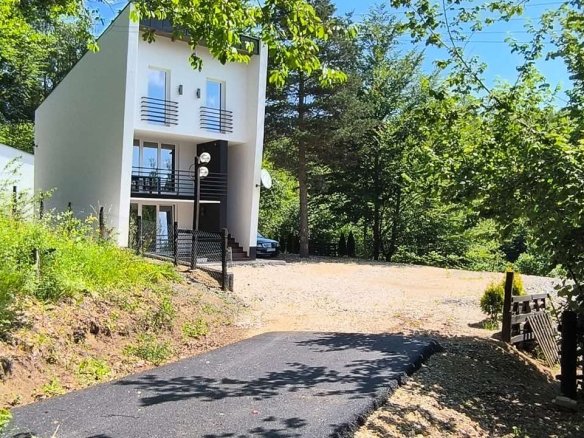 Zlatibor – Moderna kuća sa dodatnom stambenom jedinicom, Zova (plac 600 m²)