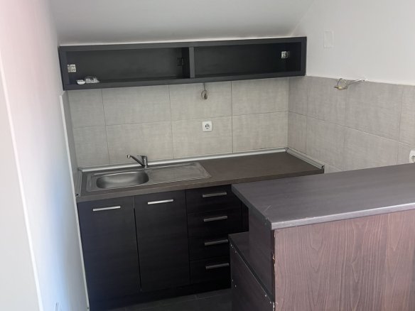 Izdajem kuću u Zemunu, na odličnoj lokaciji, u ulici Mozerova