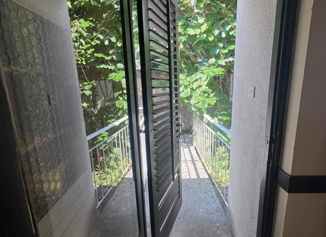 Kompletno renoviran apartman sa pogledom na Boku – Krašići (52m²)