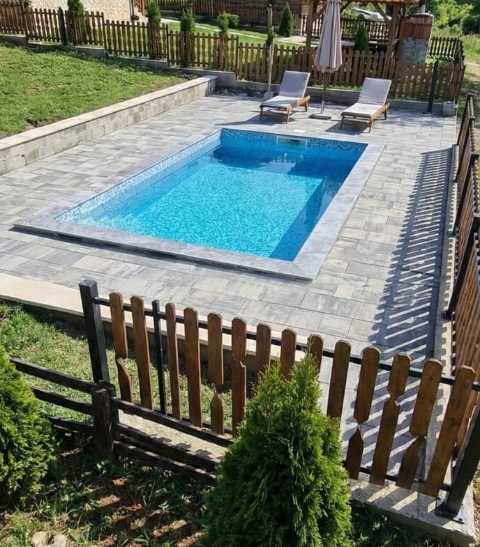 Zlatibor, drvena kuca sa bazenom na prodaju 96 m2 na placu od 5,5 ari