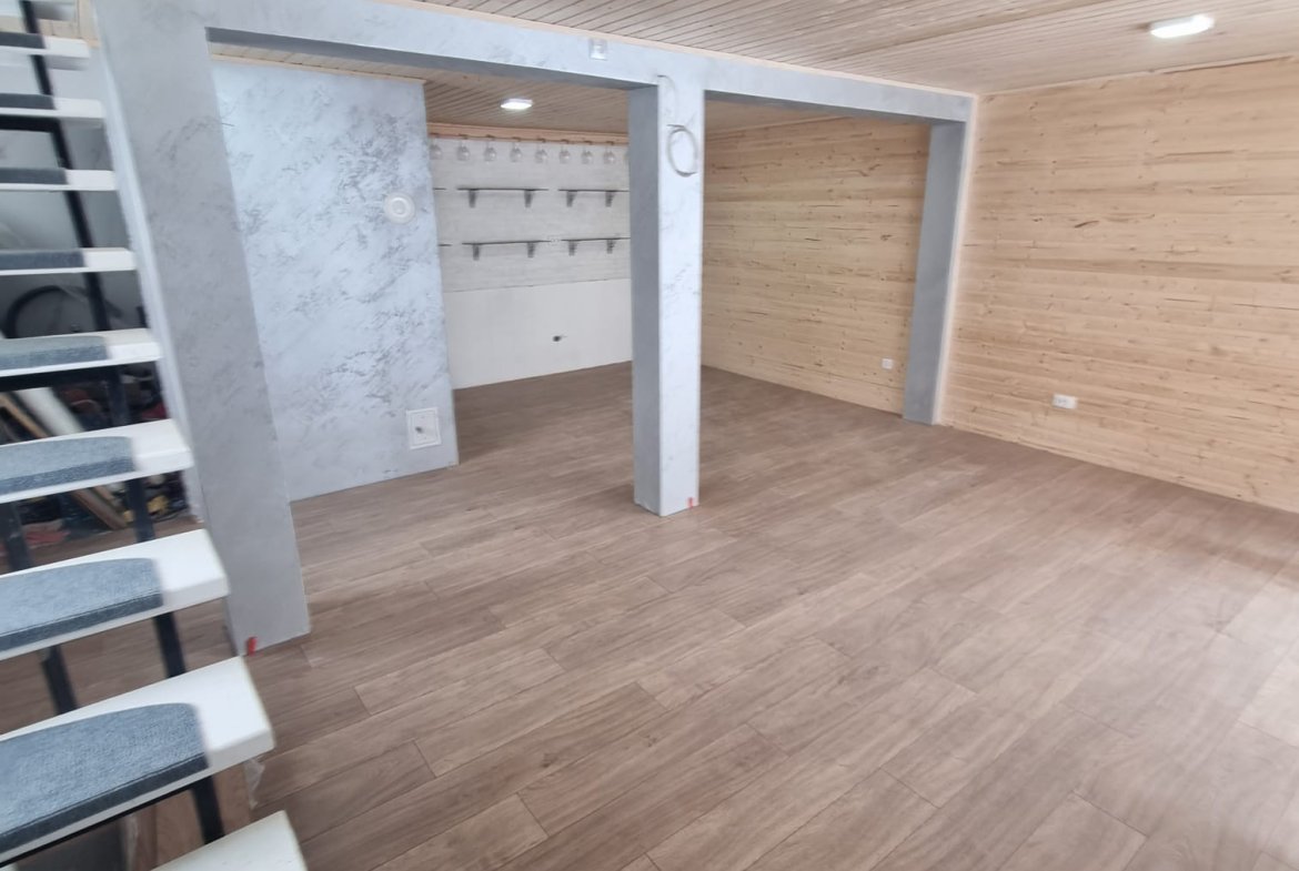 Zlatibor, drvena kuca sa bazenom na prodaju 96 m2 na placu od 5,5 ari
