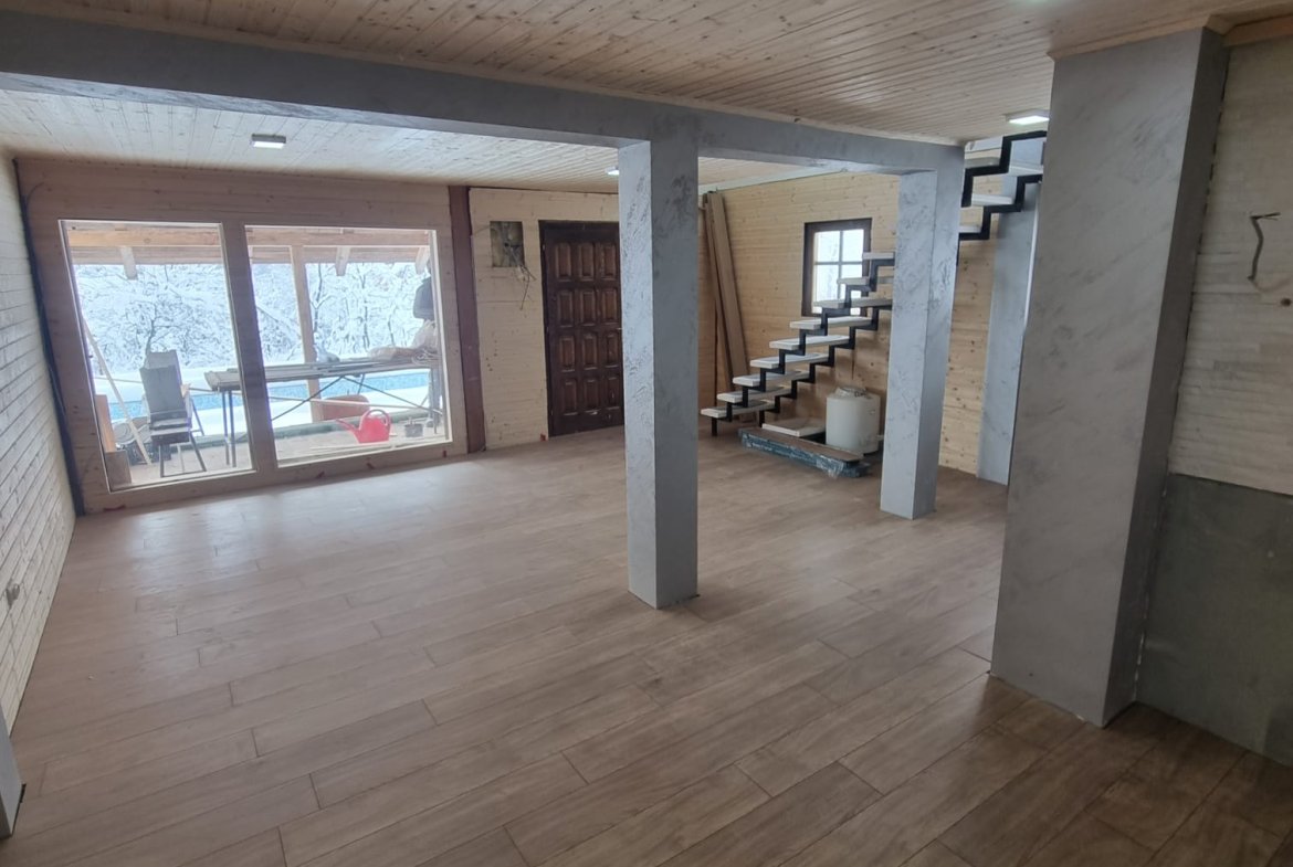 Zlatibor, drvena kuca sa bazenom na prodaju 96 m2 na placu od 5,5 ari