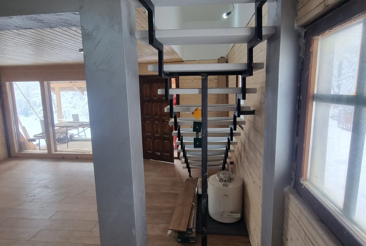 Zlatibor, drvena kuca sa bazenom na prodaju 96 m2 na placu od 5,5 ari
