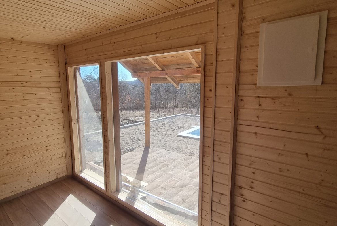 Zlatibor, drvena kuca sa bazenom na prodaju 96 m2 na placu od 5,5 ari