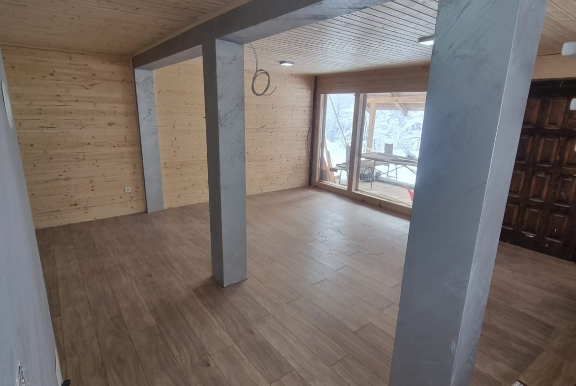 Zlatibor, drvena kuca sa bazenom na prodaju 96 m2 na placu od 5,5 ari