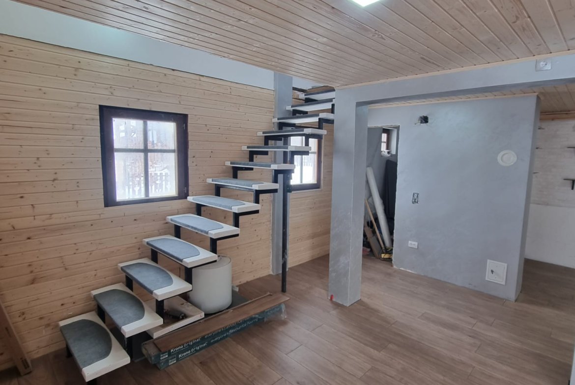 Zlatibor, drvena kuca sa bazenom na prodaju 96 m2 na placu od 5,5 ari