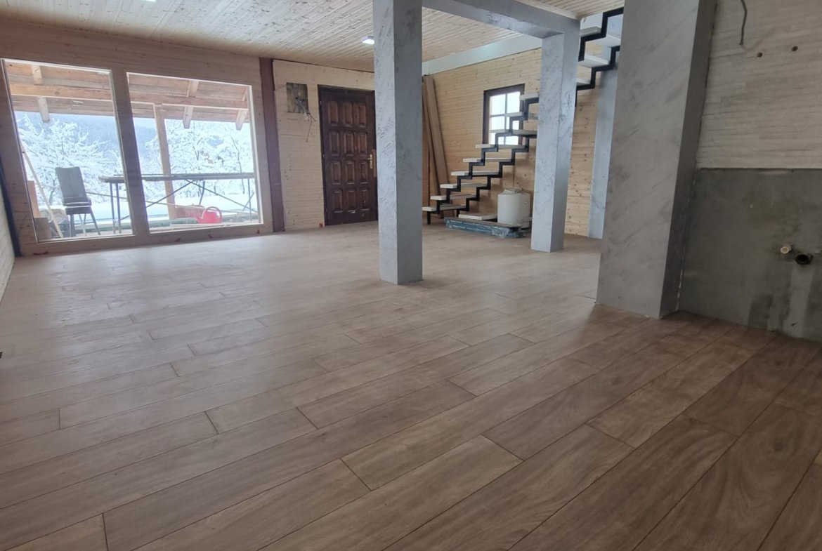 Zlatibor, drvena kuca sa bazenom na prodaju 96 m2 na placu od 5,5 ari